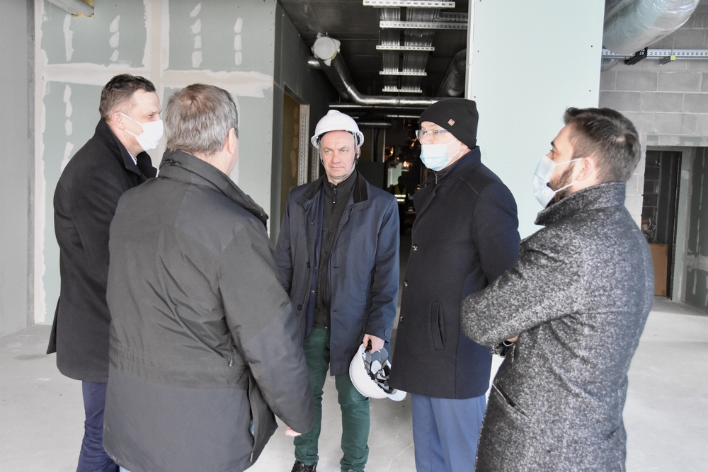 Wizyta burmistrza Nowego Targu na placu budowy lodowiska w Bytomiu